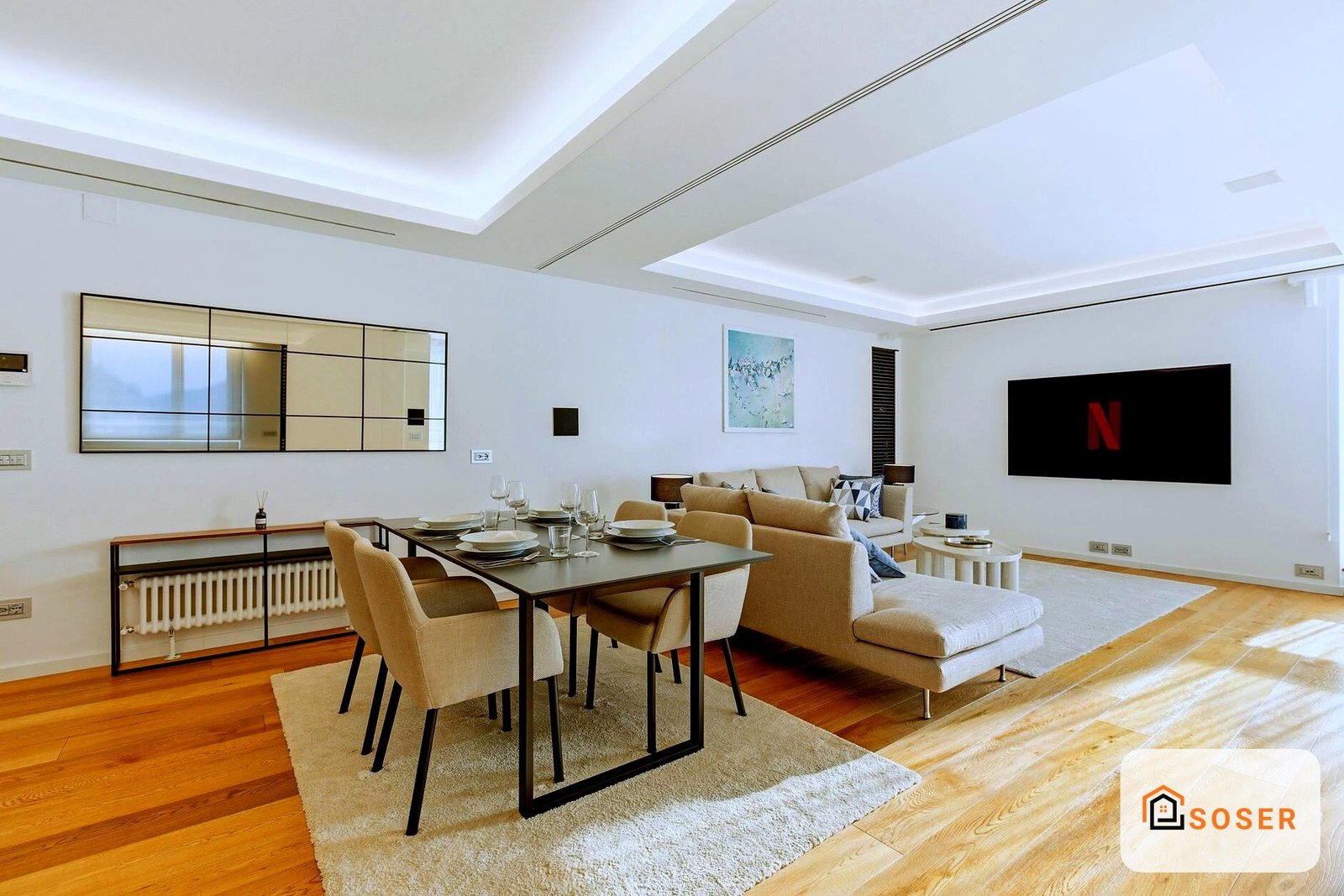 Soggiorno moderno con soffitto in cartongesso, illuminazione LED e zona living elegante a Milano