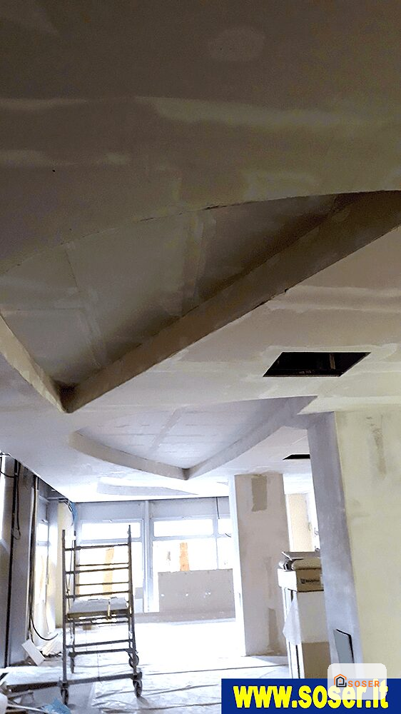 Interno in corso di ristrutturazione con controsoffitto in cartongesso e impianto elettrico visibile
