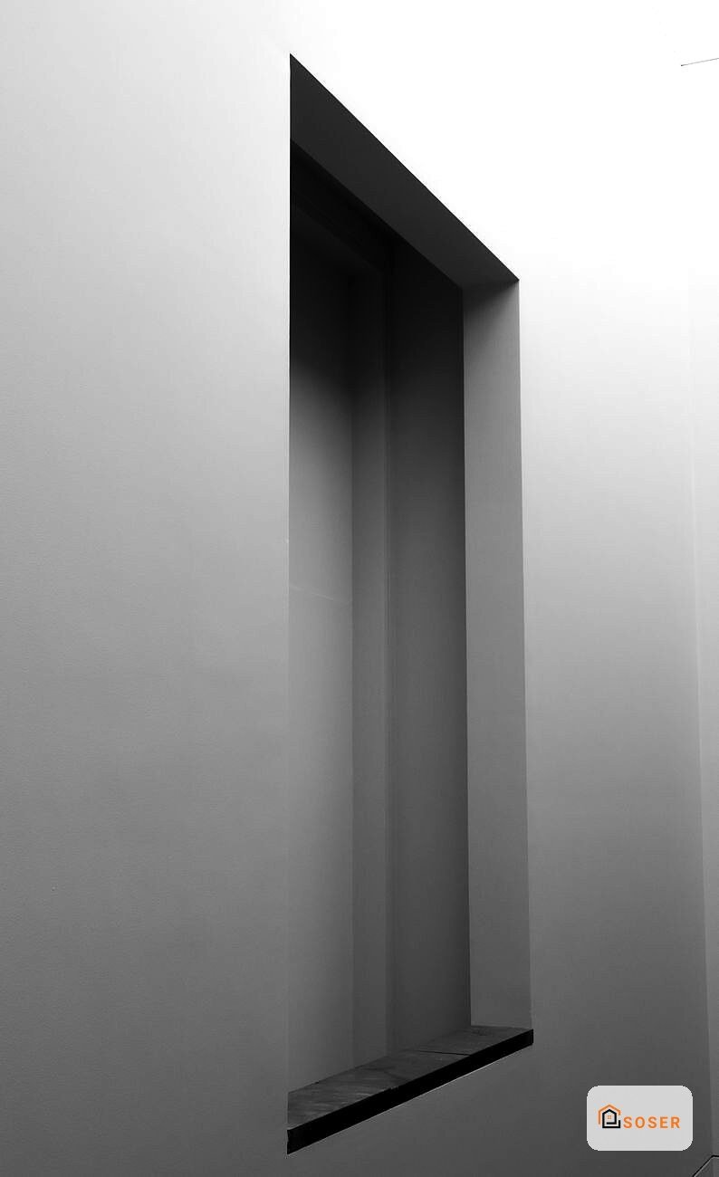 Vano porta moderno in cartongesso con finiture minimaliste e pareti bianche